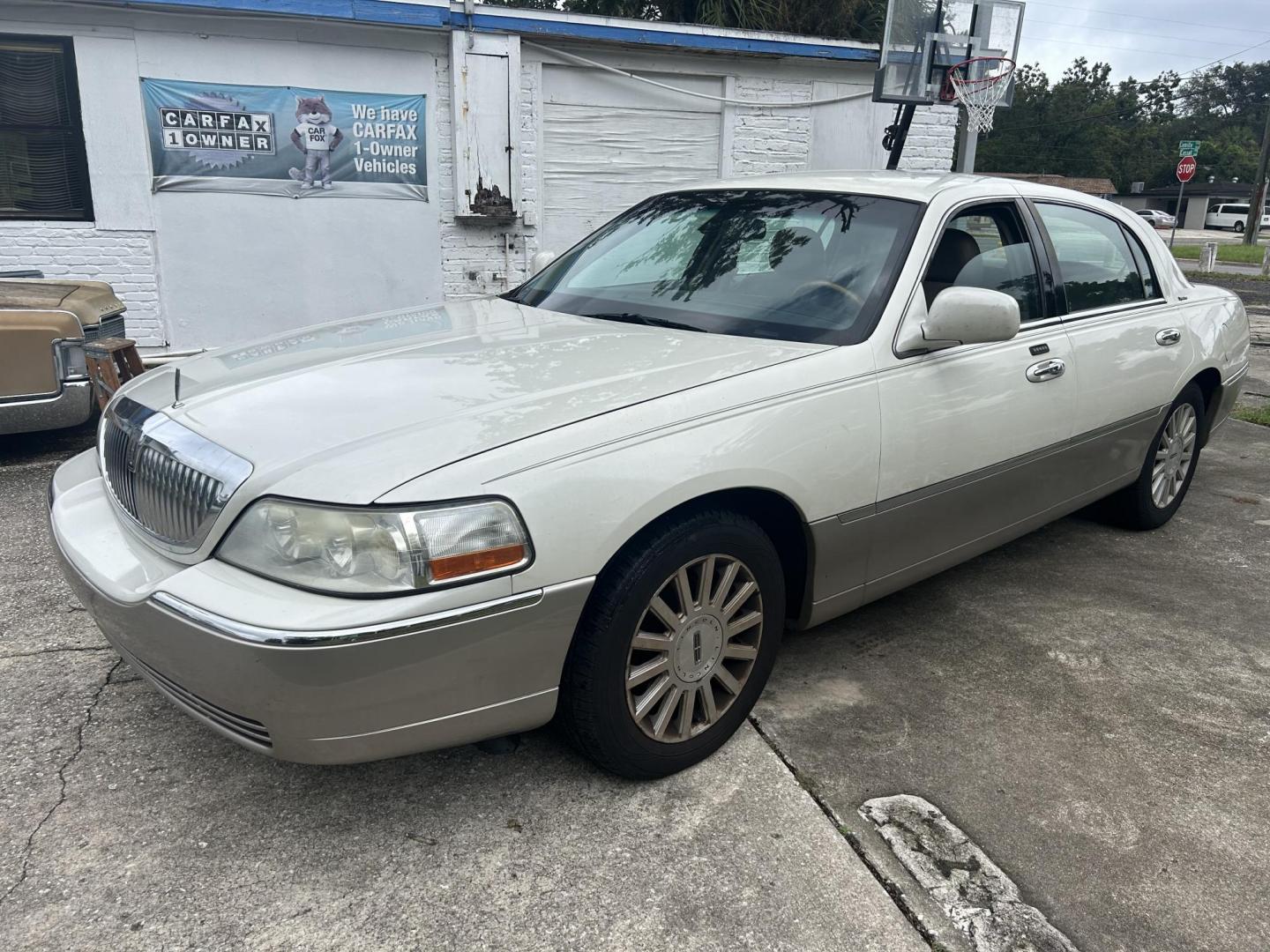 2003 Lincoln Town Car Signature (1LNHM82W13Y) with an 4.6L V8 SOHC 16V engine, 4-Speed Automatic Overdrive transmission, located at 1758 Cassat Ave., Jacksonville, FL, 32210, (904) 384-2799, 30.286720, -81.730652 - *****$2599.00 CASH OFFER***** 2003 LINCOLN TOWN CAR SIGNATURE MODEL 192,943 MILES LEATHER ALLOYS ICE-COLD AIR-CONDITIONING ALLOYS DON'T MISS OUT CALL US @ 904-384-2799 - Photo#2