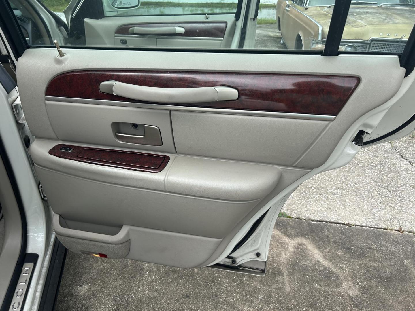 2003 Lincoln Town Car Signature (1LNHM82W13Y) with an 4.6L V8 SOHC 16V engine, 4-Speed Automatic Overdrive transmission, located at 1758 Cassat Ave., Jacksonville, FL, 32210, (904) 384-2799, 30.286720, -81.730652 - *****$2599.00 CASH OFFER***** 2003 LINCOLN TOWN CAR SIGNATURE MODEL 192,943 MILES LEATHER ALLOYS ICE-COLD AIR-CONDITIONING ALLOYS DON'T MISS OUT CALL US @ 904-384-2799 - Photo#15