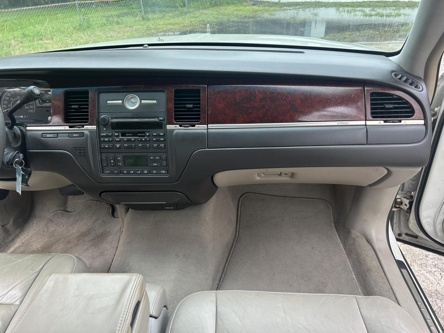 2003 Lincoln Town Car Signature (1LNHM82W13Y) with an 4.6L V8 SOHC 16V engine, 4-Speed Automatic Overdrive transmission, located at 1758 Cassat Ave., Jacksonville, FL, 32210, (904) 384-2799, 30.286720, -81.730652 - *****$2599.00 CASH OFFER***** 2003 LINCOLN TOWN CAR SIGNATURE MODEL 192,943 MILES LEATHER ALLOYS ICE-COLD AIR-CONDITIONING ALLOYS DON'T MISS OUT CALL US @ 904-384-2799 - Photo#17