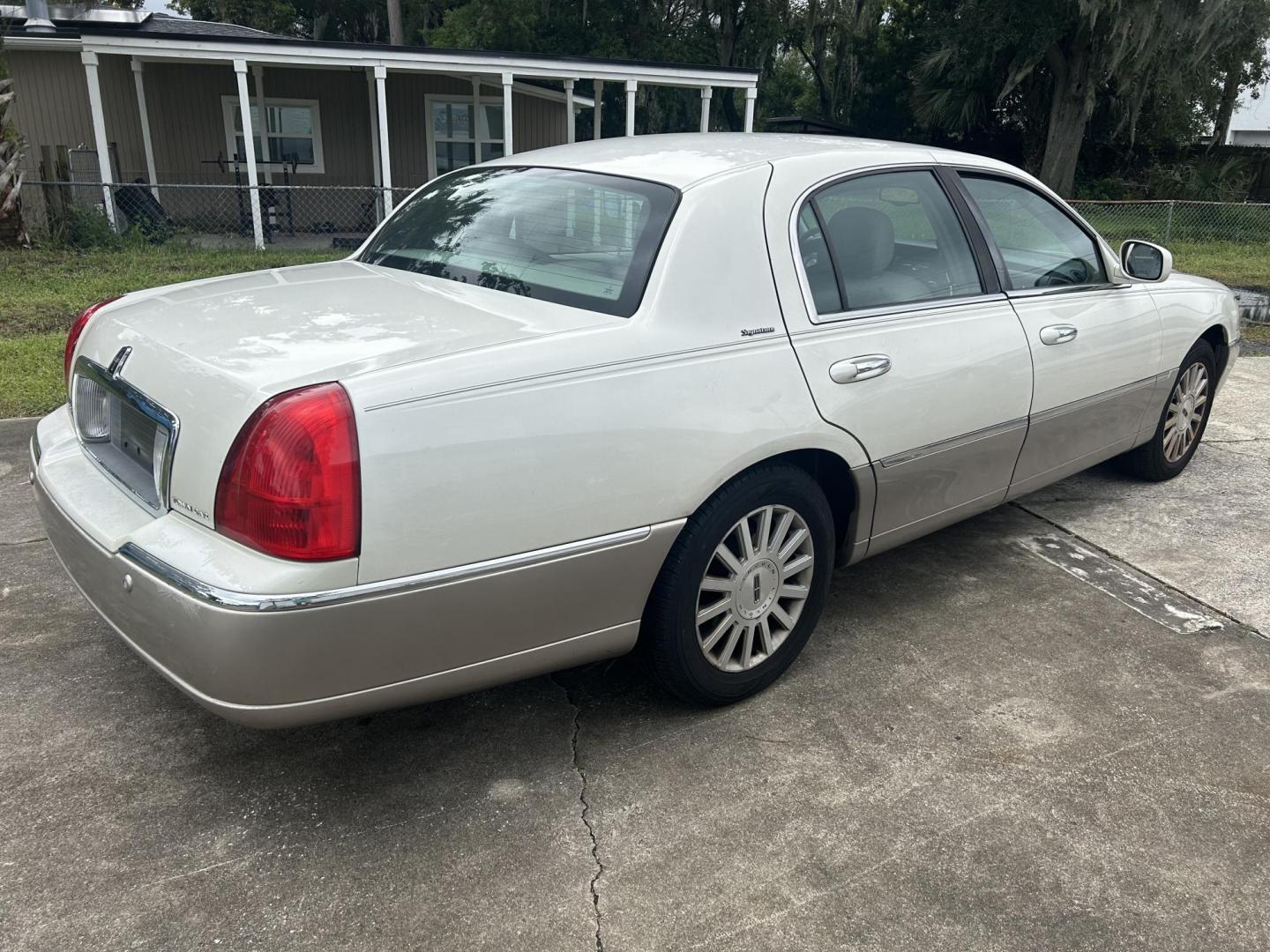 2003 Lincoln Town Car Signature (1LNHM82W13Y) with an 4.6L V8 SOHC 16V engine, 4-Speed Automatic Overdrive transmission, located at 1758 Cassat Ave., Jacksonville, FL, 32210, (904) 384-2799, 30.286720, -81.730652 - *****$2599.00 CASH OFFER***** 2003 LINCOLN TOWN CAR SIGNATURE MODEL 192,943 MILES LEATHER ALLOYS ICE-COLD AIR-CONDITIONING ALLOYS DON'T MISS OUT CALL US @ 904-384-2799 - Photo#3