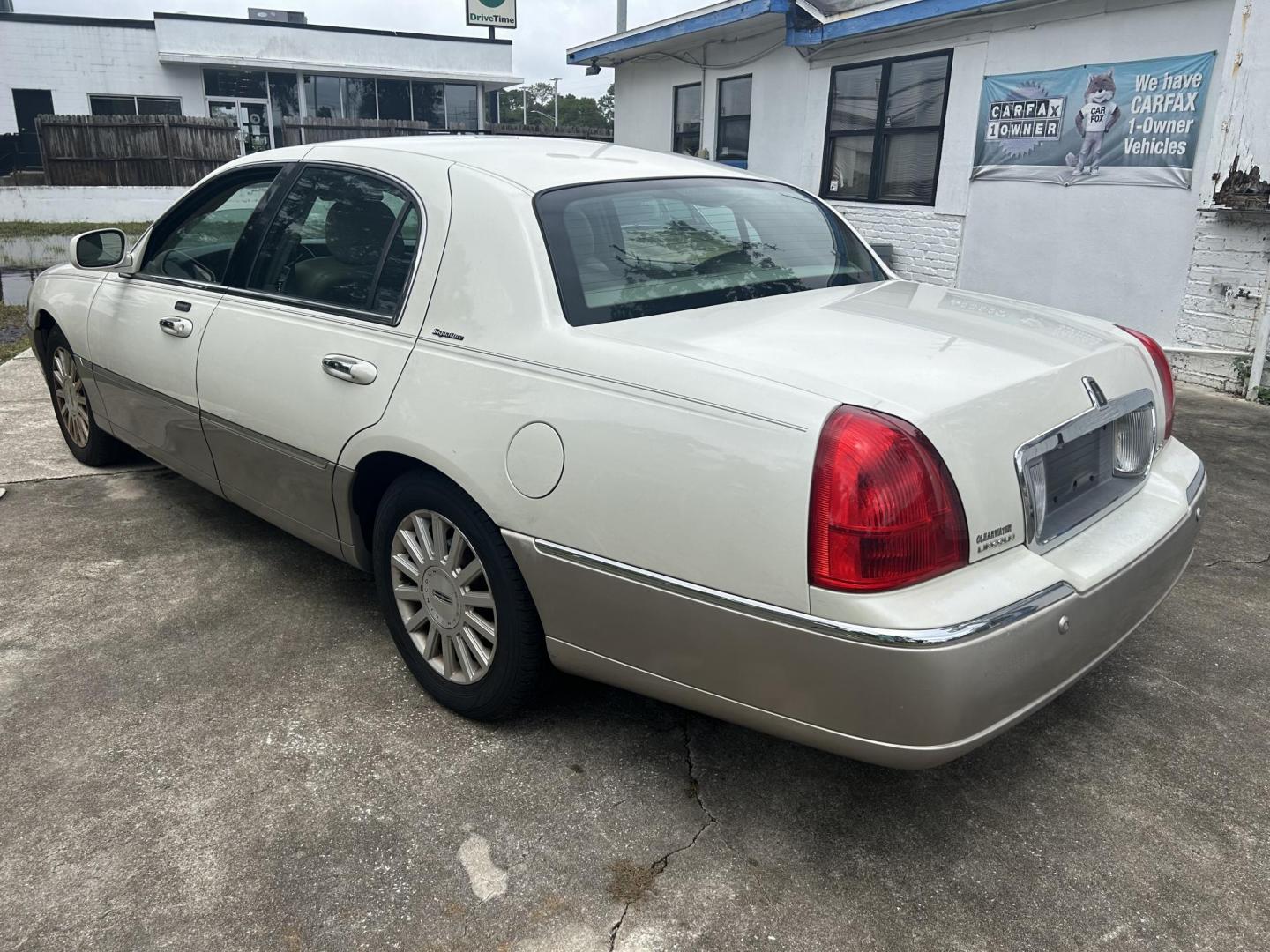 2003 Lincoln Town Car Signature (1LNHM82W13Y) with an 4.6L V8 SOHC 16V engine, 4-Speed Automatic Overdrive transmission, located at 1758 Cassat Ave., Jacksonville, FL, 32210, (904) 384-2799, 30.286720, -81.730652 - *****$2599.00 CASH OFFER***** 2003 LINCOLN TOWN CAR SIGNATURE MODEL 192,943 MILES LEATHER ALLOYS ICE-COLD AIR-CONDITIONING ALLOYS DON'T MISS OUT CALL US @ 904-384-2799 - Photo#4