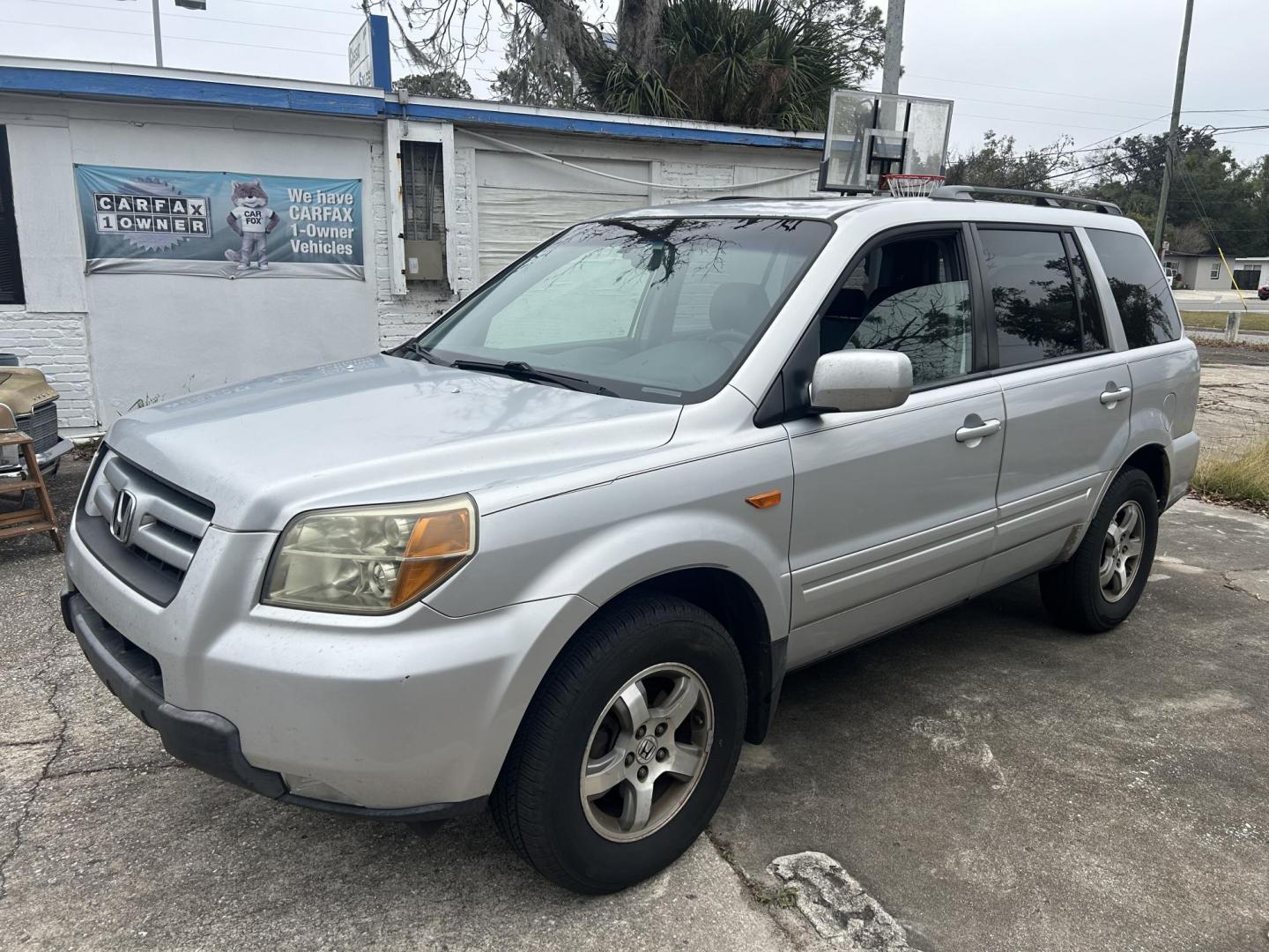 2006 Honda Pilot EX w/ Leather (5FNYF28586B) with an 3.5L V6 SOHC 24V engine, 5-Speed Automatic Overdrive transmission, located at 1758 Cassat Ave., Jacksonville, FL, 32210, (904) 384-2799, 30.286720, -81.730652 - 2006 HONDA PILOT EX MODEL 211,440 MILES *****CASH SPECIAL***** $3599.00 PLUS TAX, TAG, AND TITLE***** EXTRA NICE THIRD ROW SEATING LEATHER SUNROOF ALLOYS KEYLESS ENTRY DON'T WAIT ON THIS ONE CALL US TODAY @ 904-384-2799 - Photo#1