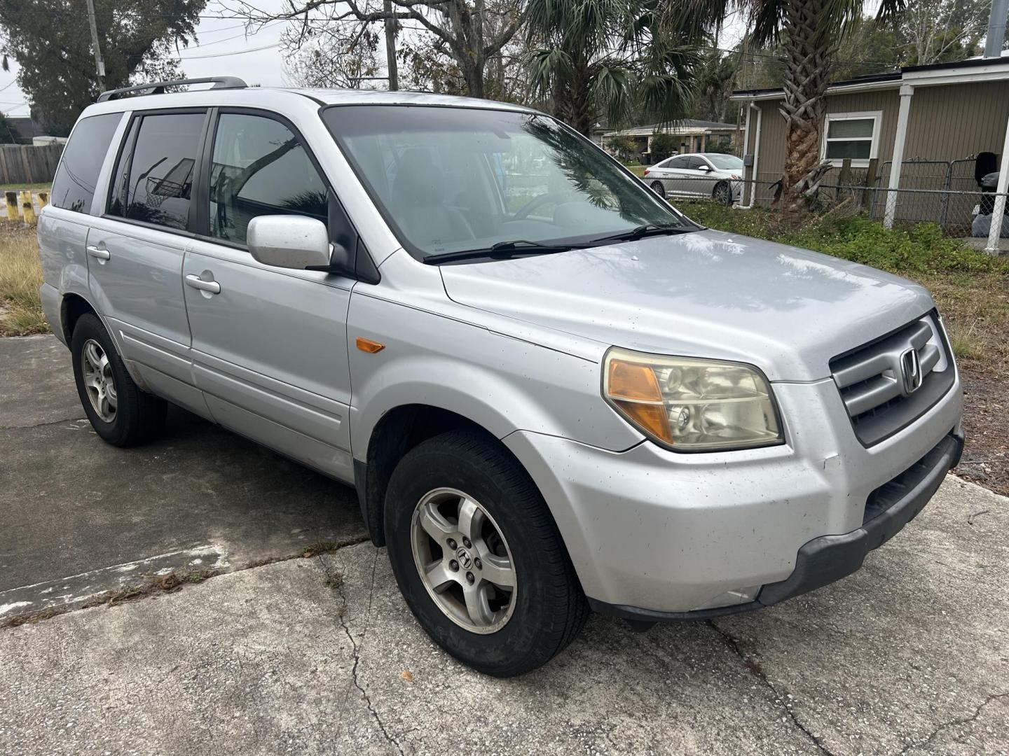 2006 Honda Pilot EX w/ Leather (5FNYF28586B) with an 3.5L V6 SOHC 24V engine, 5-Speed Automatic Overdrive transmission, located at 1758 Cassat Ave., Jacksonville, FL, 32210, (904) 384-2799, 30.286720, -81.730652 - 2006 HONDA PILOT EX MODEL 211,440 MILES *****CASH SPECIAL***** $3599.00 PLUS TAX, TAG, AND TITLE***** EXTRA NICE THIRD ROW SEATING LEATHER SUNROOF ALLOYS KEYLESS ENTRY DON'T WAIT ON THIS ONE CALL US TODAY @ 904-384-2799 - Photo#2