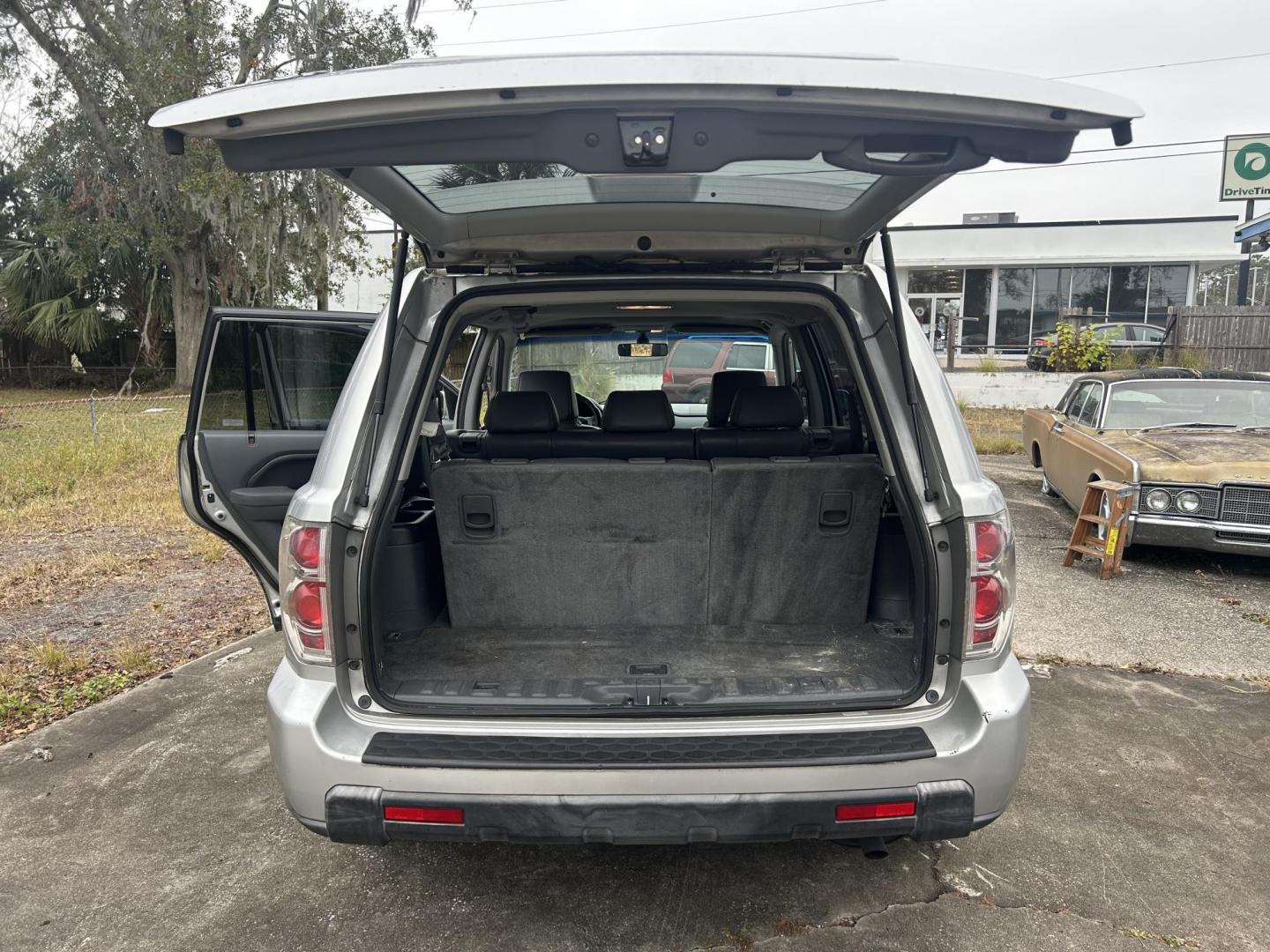 2006 Honda Pilot EX w/ Leather (5FNYF28586B) with an 3.5L V6 SOHC 24V engine, 5-Speed Automatic Overdrive transmission, located at 1758 Cassat Ave., Jacksonville, FL, 32210, (904) 384-2799, 30.286720, -81.730652 - 2006 HONDA PILOT EX MODEL 211,440 MILES *****CASH SPECIAL***** $3599.00 PLUS TAX, TAG, AND TITLE***** EXTRA NICE THIRD ROW SEATING LEATHER SUNROOF ALLOYS KEYLESS ENTRY DON'T WAIT ON THIS ONE CALL US TODAY @ 904-384-2799 - Photo#20