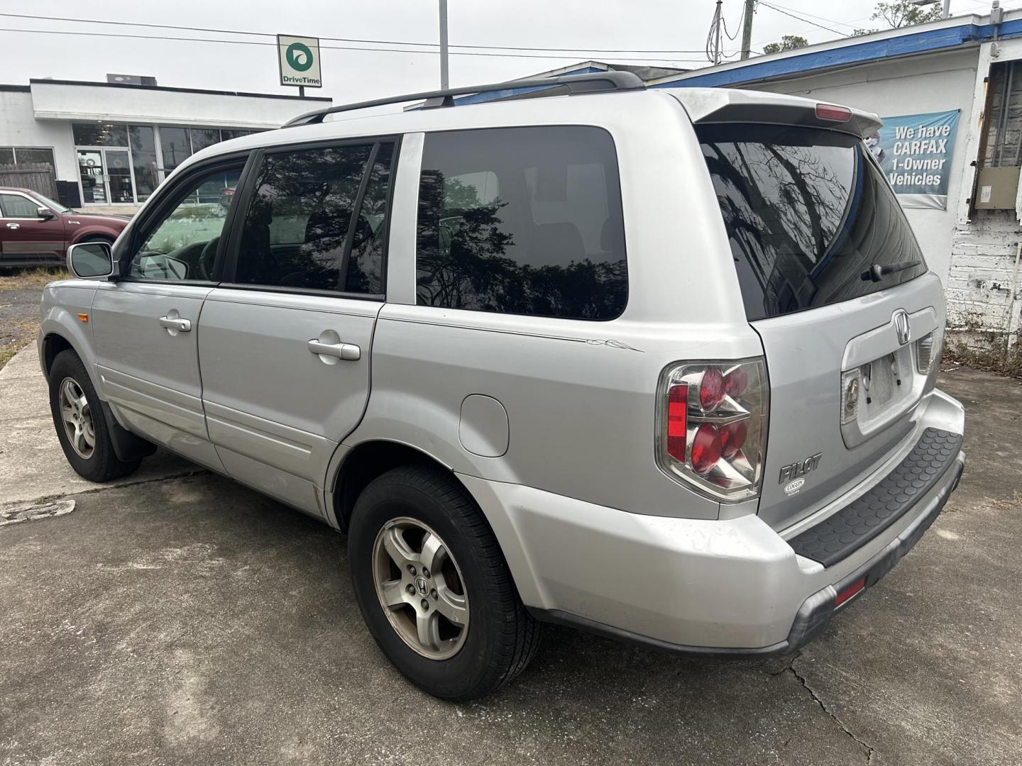 2006 Honda Pilot EX w/ Leather (5FNYF28586B) with an 3.5L V6 SOHC 24V engine, 5-Speed Automatic Overdrive transmission, located at 1758 Cassat Ave., Jacksonville, FL, 32210, (904) 384-2799, 30.286720, -81.730652 - 2006 HONDA PILOT EX MODEL 211,440 MILES *****CASH SPECIAL***** $3599.00 PLUS TAX, TAG, AND TITLE***** EXTRA NICE THIRD ROW SEATING LEATHER SUNROOF ALLOYS KEYLESS ENTRY DON'T WAIT ON THIS ONE CALL US TODAY @ 904-384-2799 - Photo#3