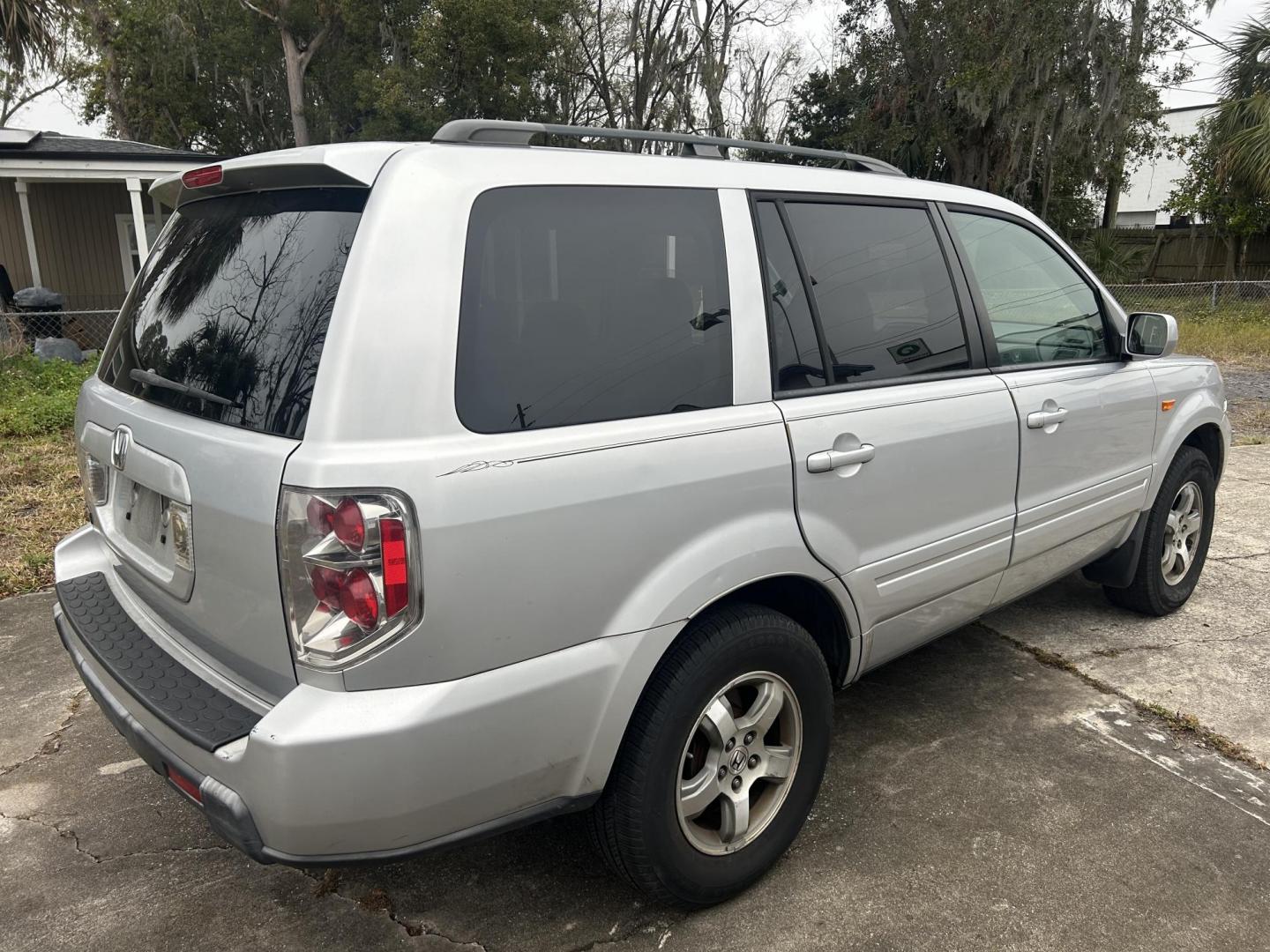 2006 Honda Pilot EX w/ Leather (5FNYF28586B) with an 3.5L V6 SOHC 24V engine, 5-Speed Automatic Overdrive transmission, located at 1758 Cassat Ave., Jacksonville, FL, 32210, (904) 384-2799, 30.286720, -81.730652 - 2006 HONDA PILOT EX MODEL 211,440 MILES *****CASH SPECIAL***** $3599.00 PLUS TAX, TAG, AND TITLE***** EXTRA NICE THIRD ROW SEATING LEATHER SUNROOF ALLOYS KEYLESS ENTRY DON'T WAIT ON THIS ONE CALL US TODAY @ 904-384-2799 - Photo#4